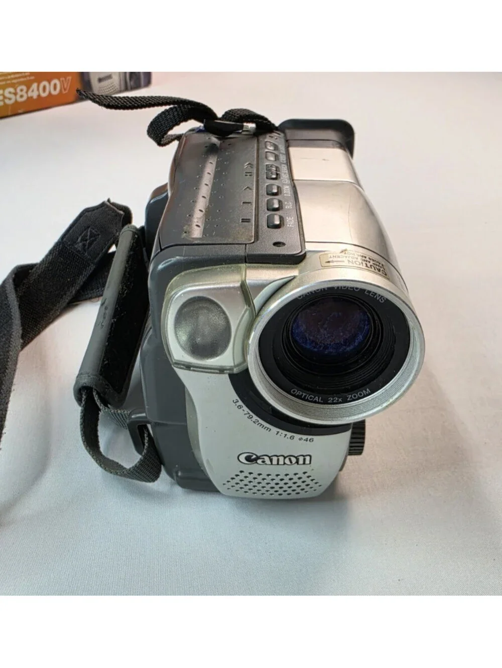 Canon ES8400V Hi8 8mm Video Camcorder 22x Zoom Lot With Cords Battery Box